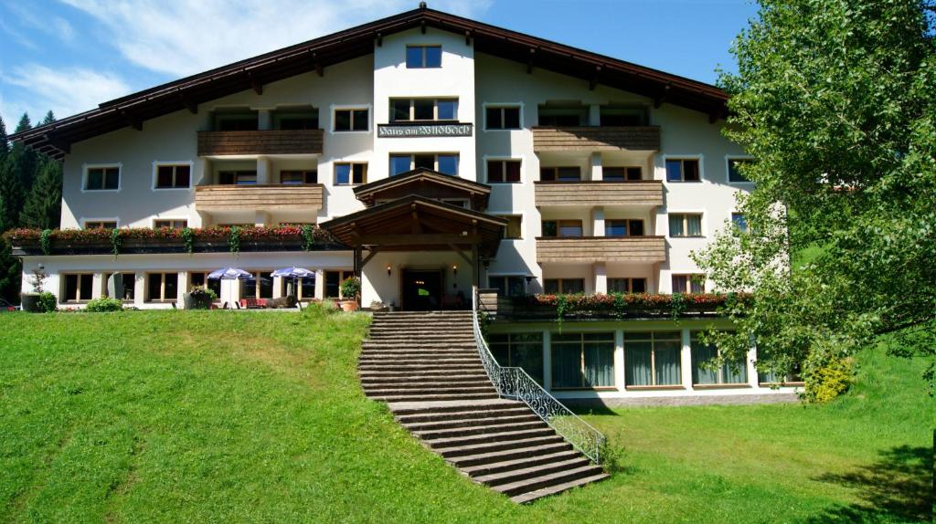 een groot wit gebouw met een trap ervoor bij Haus am Wildbach in Auffach