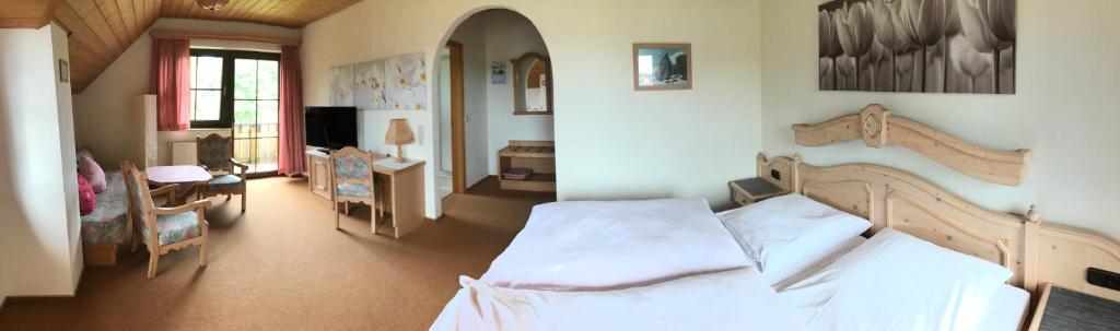 Postel nebo postele na pokoji v ubytování Hotel Bergblick