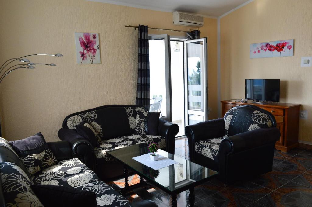 salon z 2 kanapami i stolikiem kawowym w obiekcie Apartment Sunny w Barze