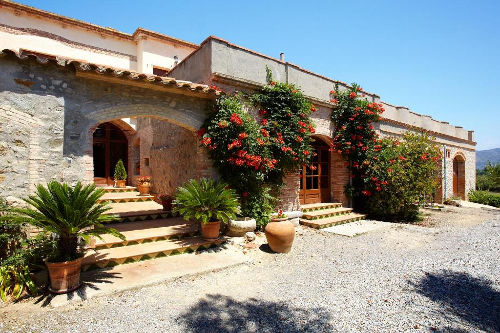 a building with plants and flowers on it at Can Bastons in Vilanova de la Muga