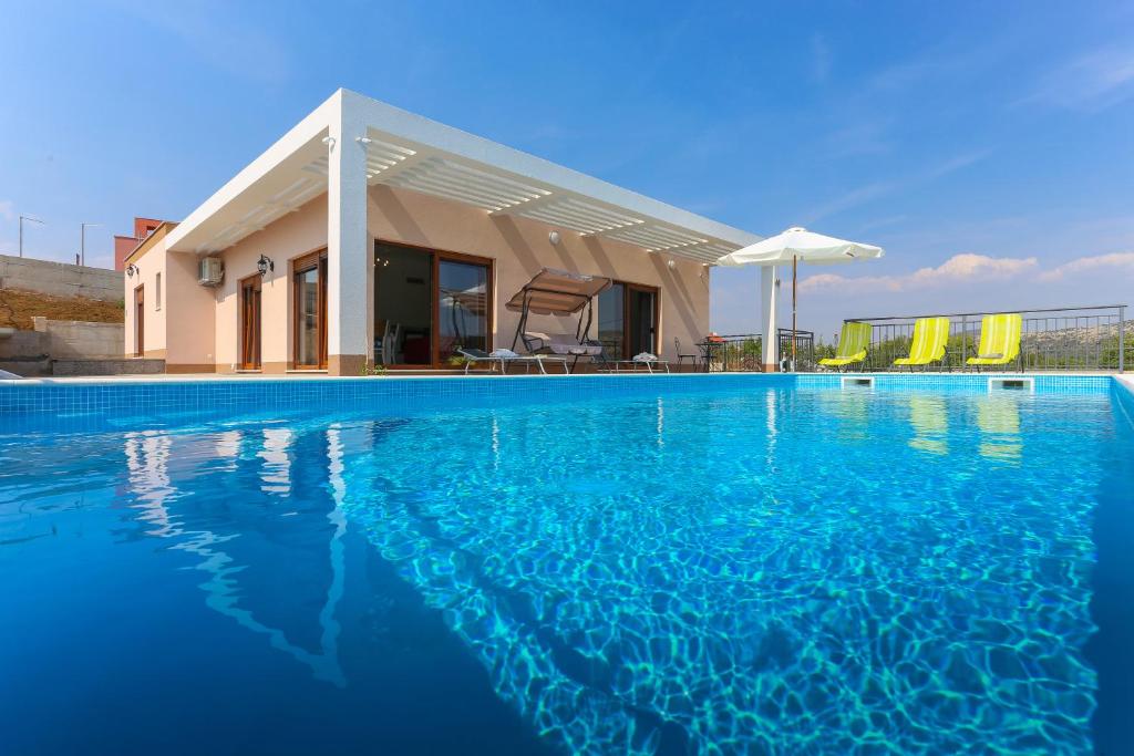 Villa Longfield-private heated pool, sauna, air-conditioned