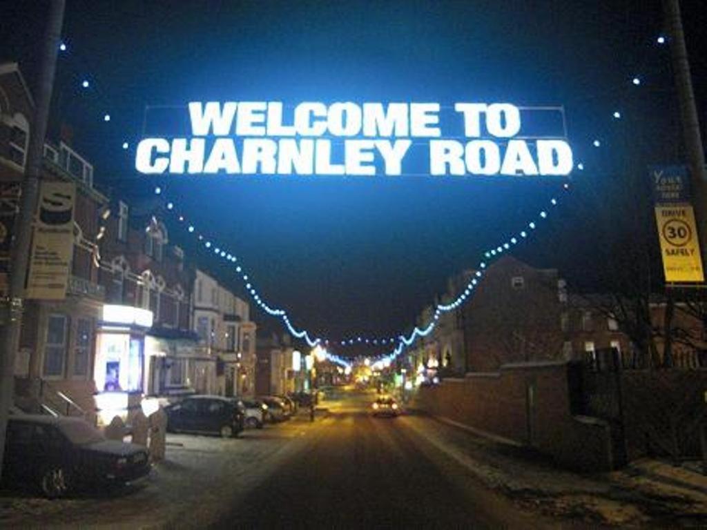 een bord dat zegt: welkom op Chantry Road in a street bij Baxter Holiday Apartments in Blackpool