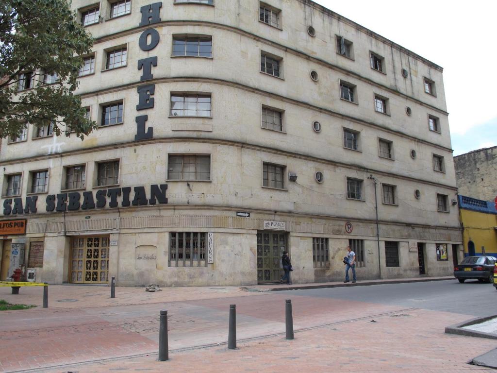 un vecchio edificio all'angolo di una strada di Hotel San Sebastian a Bogotá