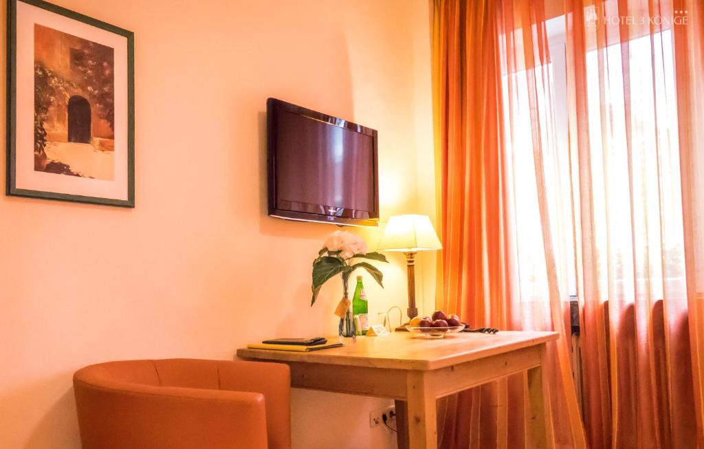 TV a/nebo společenská místnost v ubytování Hotel 3 Könige