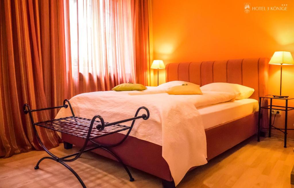 Postel nebo postele na pokoji v ubytování Hotel 3 Könige