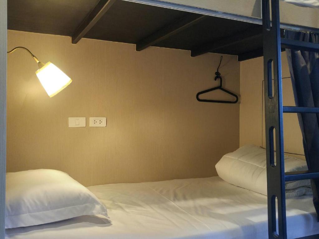 Voodi või voodid majutusasutuse Rowhou8e Hostel Hua Hin 106 toas