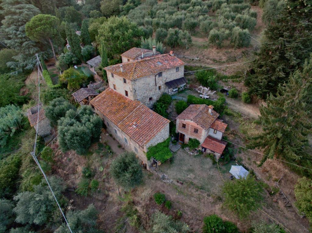 een luchtzicht op een oud huis in een veld bij L'Orto dei Bruchi in Collodi