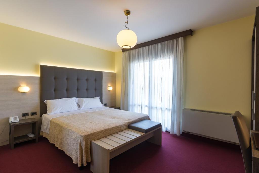 Ένα ή περισσότερα κρεβάτια σε δωμάτιο στο Park Hotel Ristorante Ca' Bianca