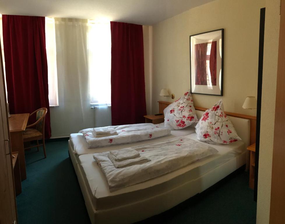Postel nebo postele na pokoji v ubytování Hotel Zur Sonne