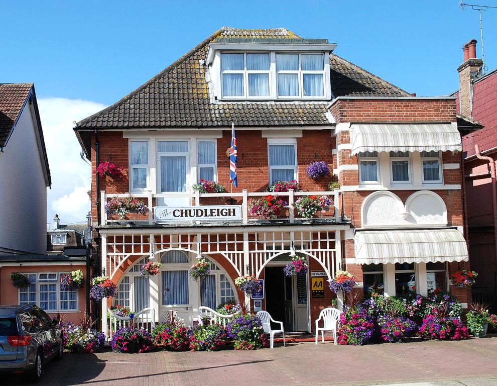 een gebouw met bloemen ervoor bij The Chudleigh in Clacton-on-Sea