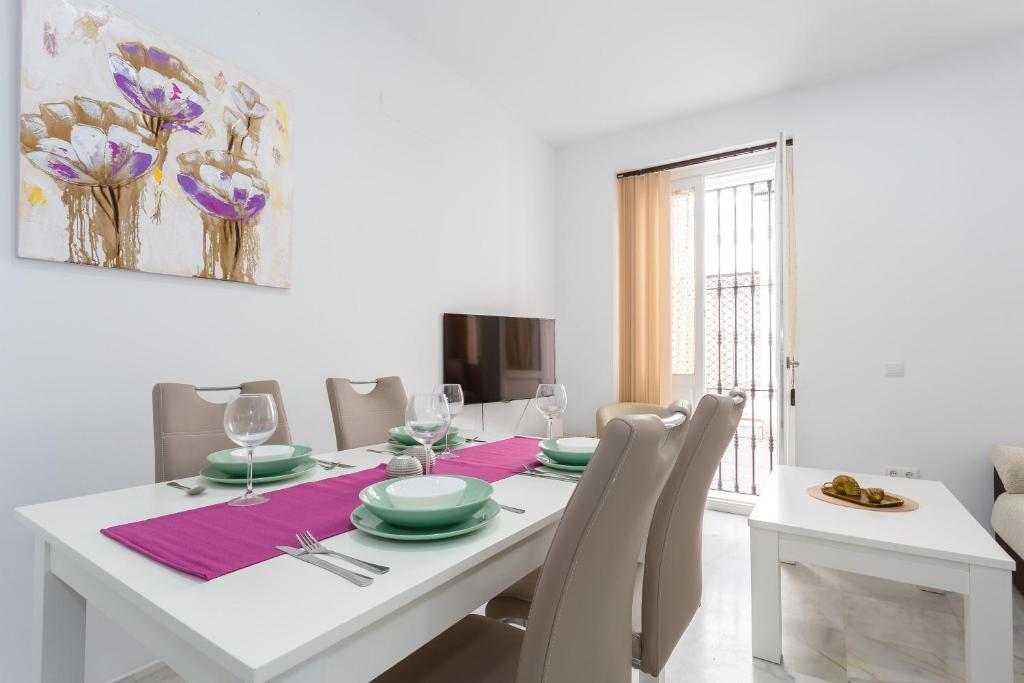 カディスにあるCasa TANGUILLOS de Cadizの白いダイニングルーム(白いテーブルと椅子付)