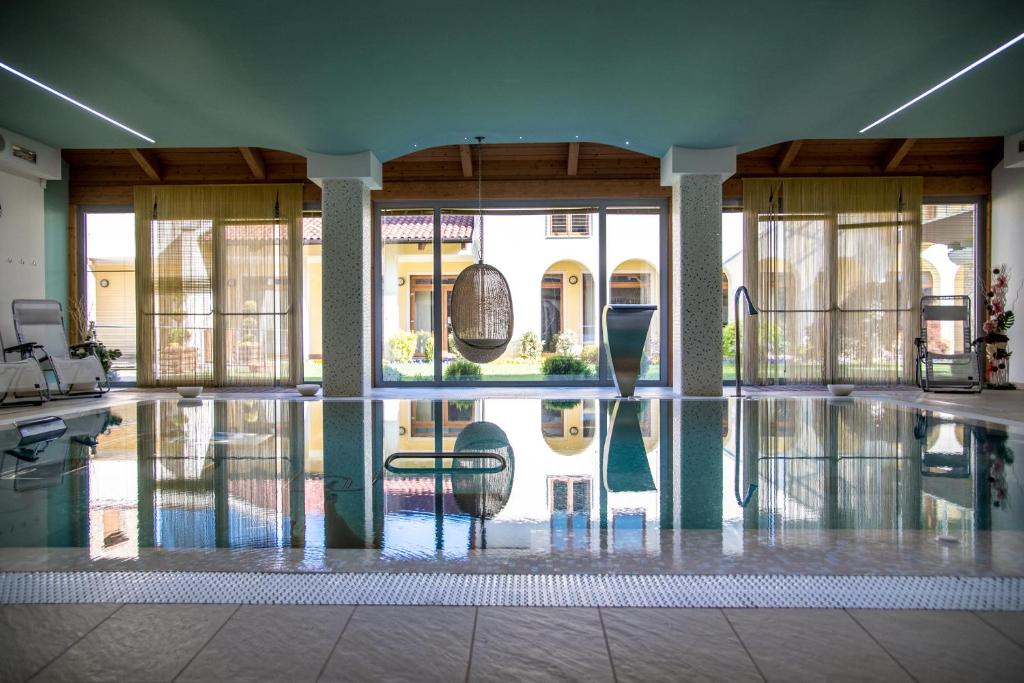 Bazén v ubytování Resort Monviso nebo v jeho okolí