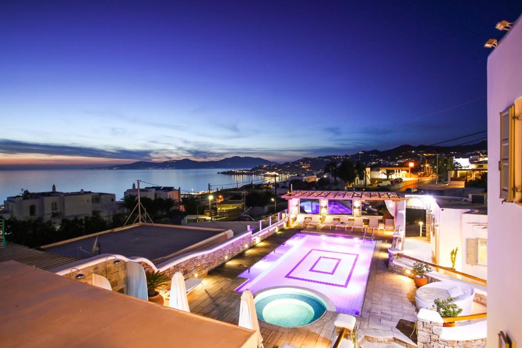 Utsikt över poolen vid Damianos Mykonos Hotel eller i närheten