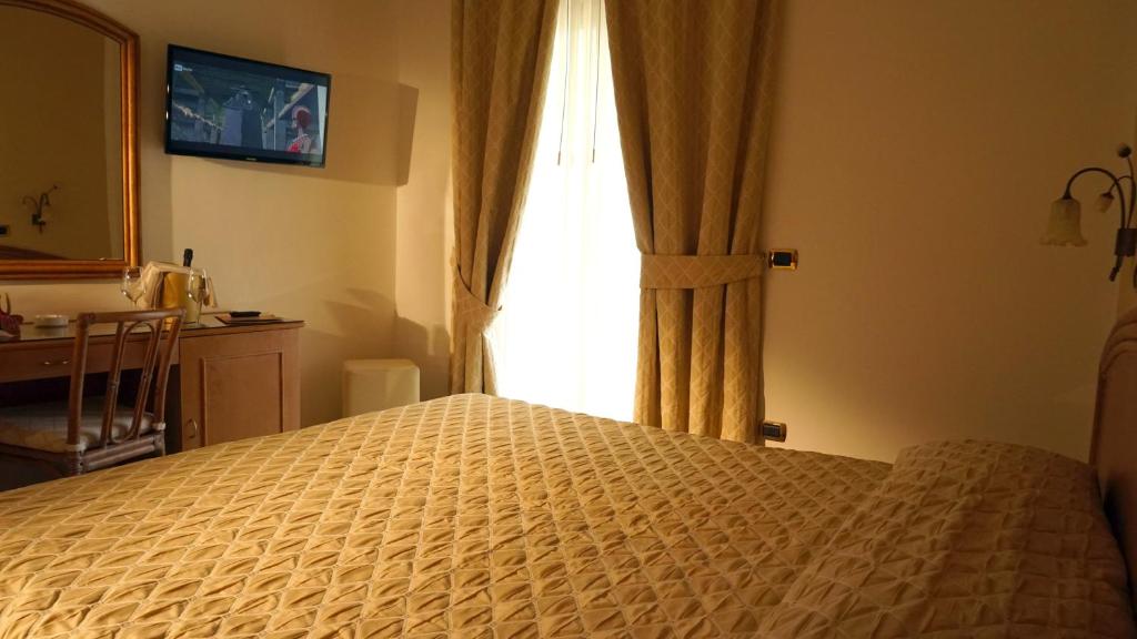 a bedroom with a bed and a window at Hotel Portonuovo in Vieste