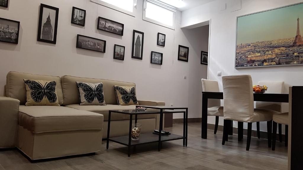 salon z kanapą i stołem w obiekcie Apartment Meson de Paredes w Madrycie