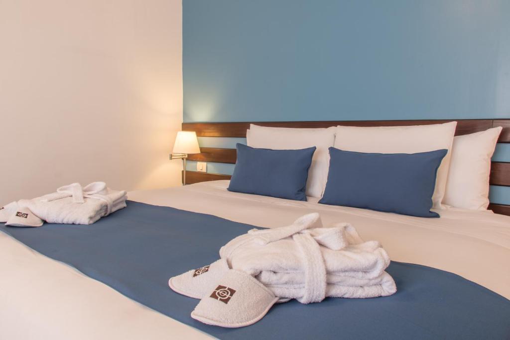 um quarto de hotel com toalhas numa cama em Wayqey Hotel em Cusco