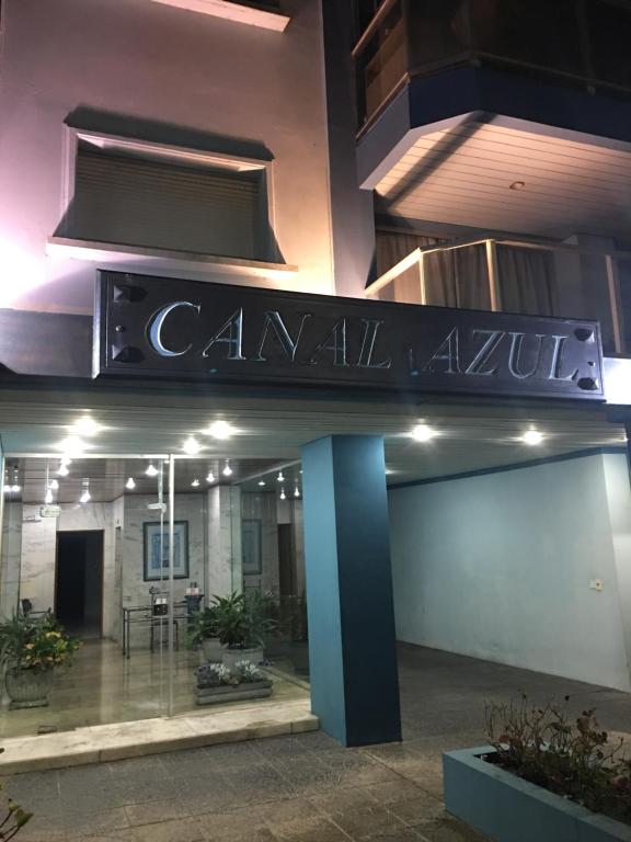 a sign for a building that says canyonvale at Edificio Canal Azul in Punta del Este
