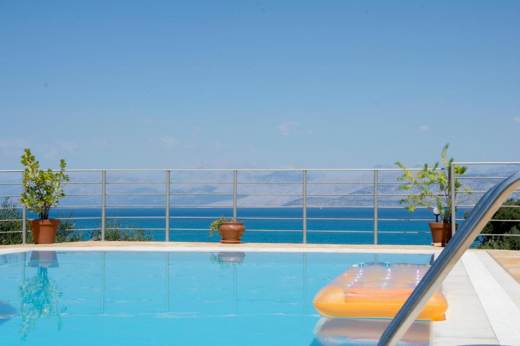 Bazén v ubytování Villa Olive Grove and sea view nebo v jeho okolí