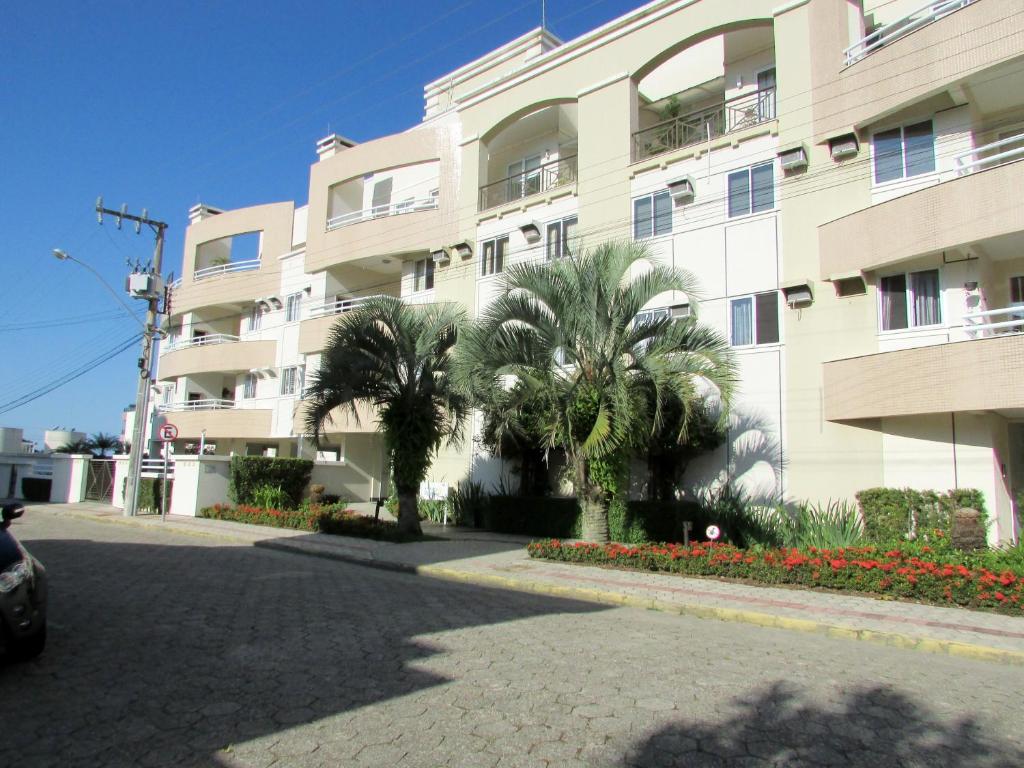 un gran edificio con palmeras delante en A142 - Mallorca, en Bombinhas