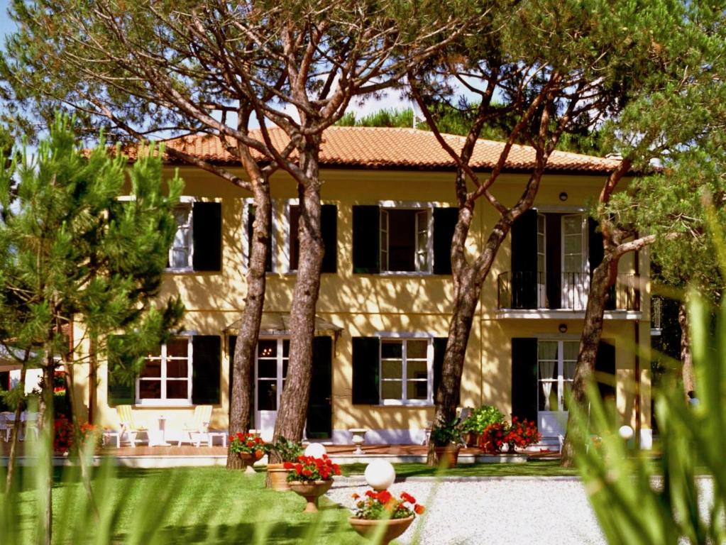 マリーナ・ディ・マッサにあるHotel Villa Fiorisellaの木々と花の家