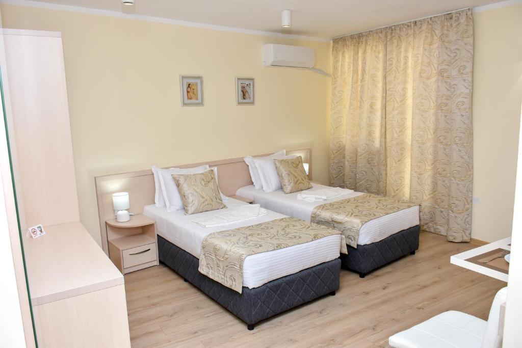 een hotelkamer met 2 bedden en een raam bij Luxury Apartments in Boergas