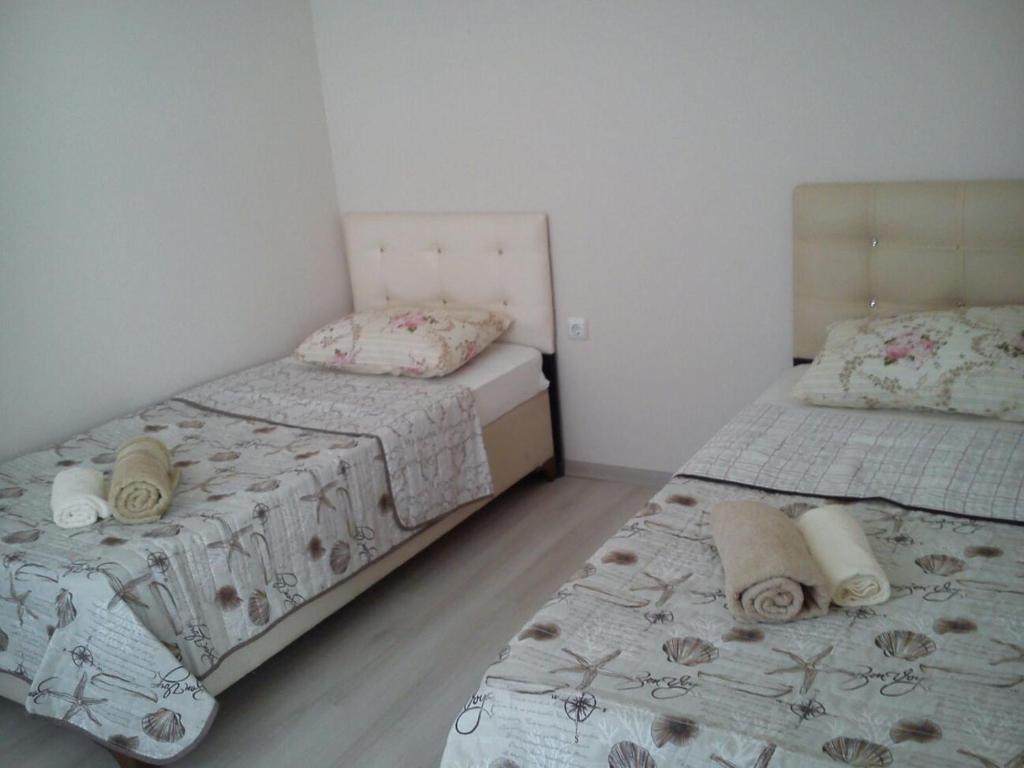 two twin beds in a room with at C.C HOME SUİT APART in Edirne