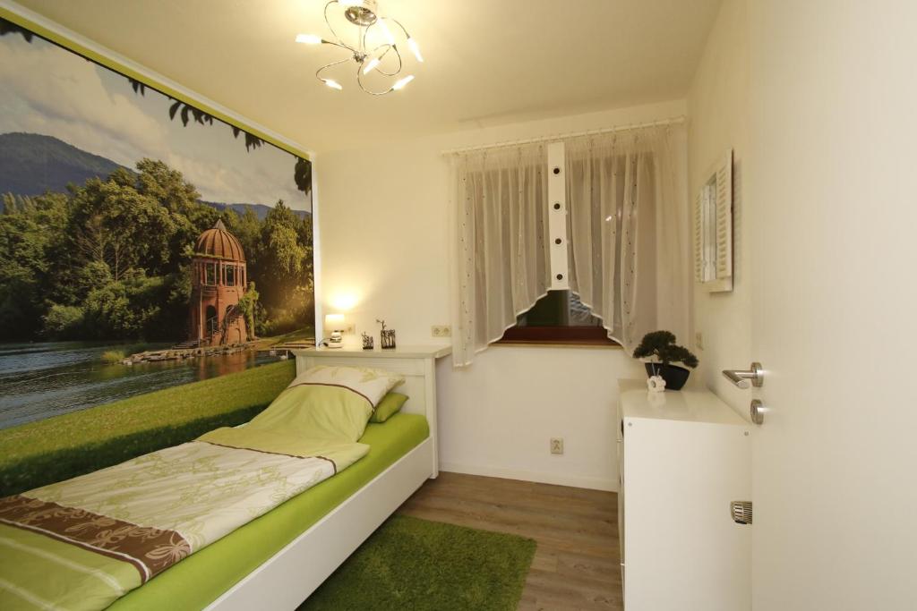 1 dormitorio con 1 cama con una pintura en la pared en Familien Themen-Appartement Freiburg in Sölden 3 Schlafzimmer, en Sölden