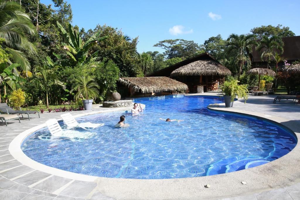 Bazén v ubytování Hotel Suizo Loco Lodge & Resort nebo v jeho okolí