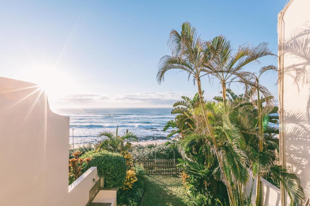 una vista sull'oceano dal balcone di una casa di Bronze Beach Villa a Durban