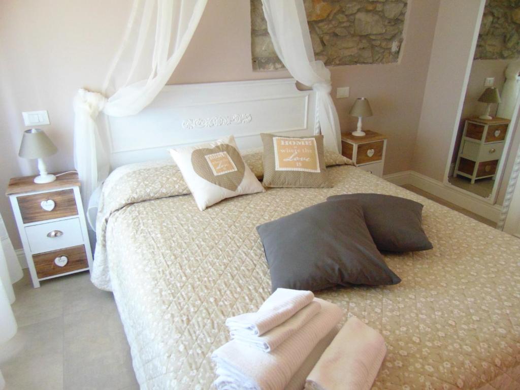 Un dormitorio con una cama grande con almohadas. en Un soffio dal cielo, en Beverino