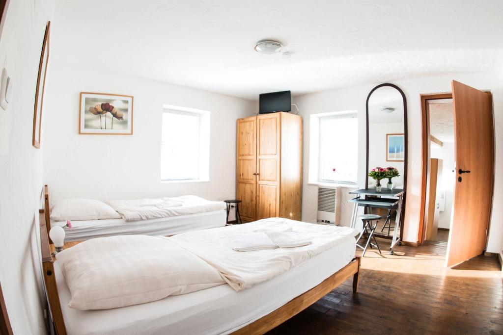 Postel nebo postele na pokoji v ubytování Bauer Schmidt Weilerbach Bauer`s Budget-Hotel