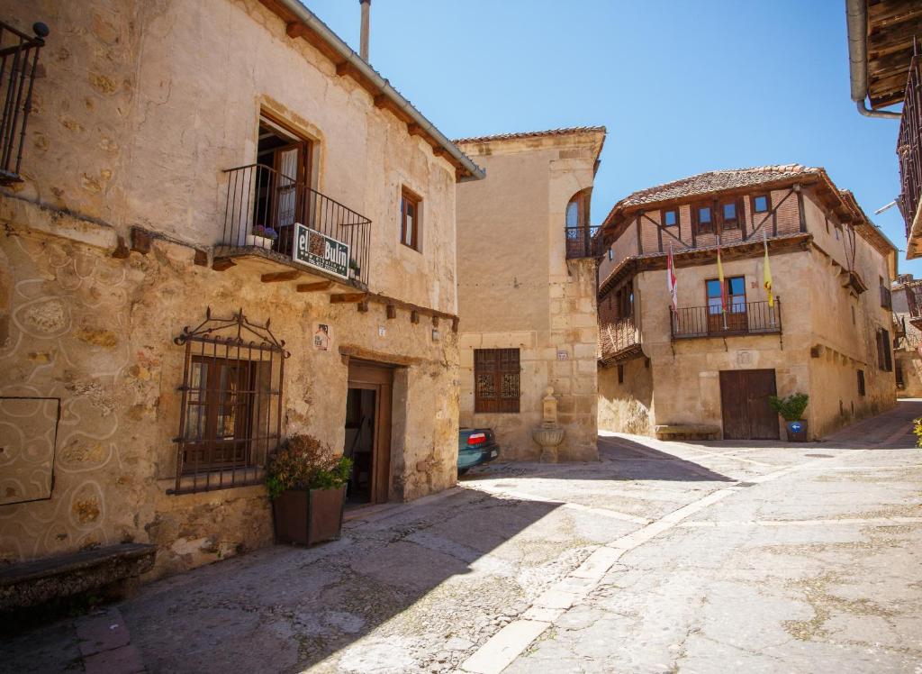 ペドラサにあるEl Bulín de Pedraza - Casa del Serradorの古石造りの建物内の路地