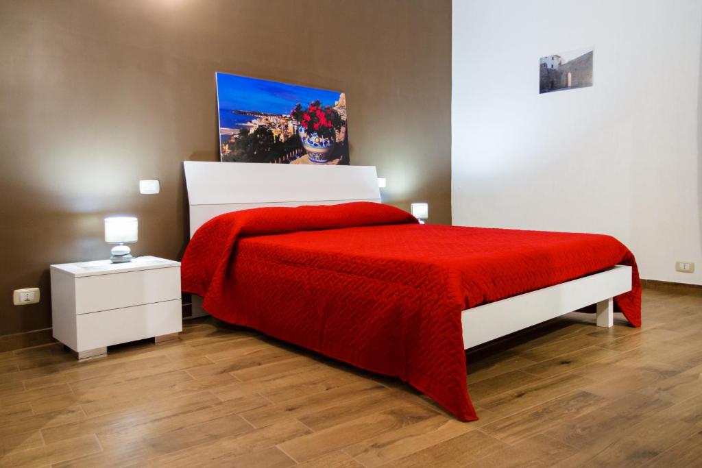 1 dormitorio con cama roja y manta roja en B&B Stella Maris Sciacca Centro, en Sciacca