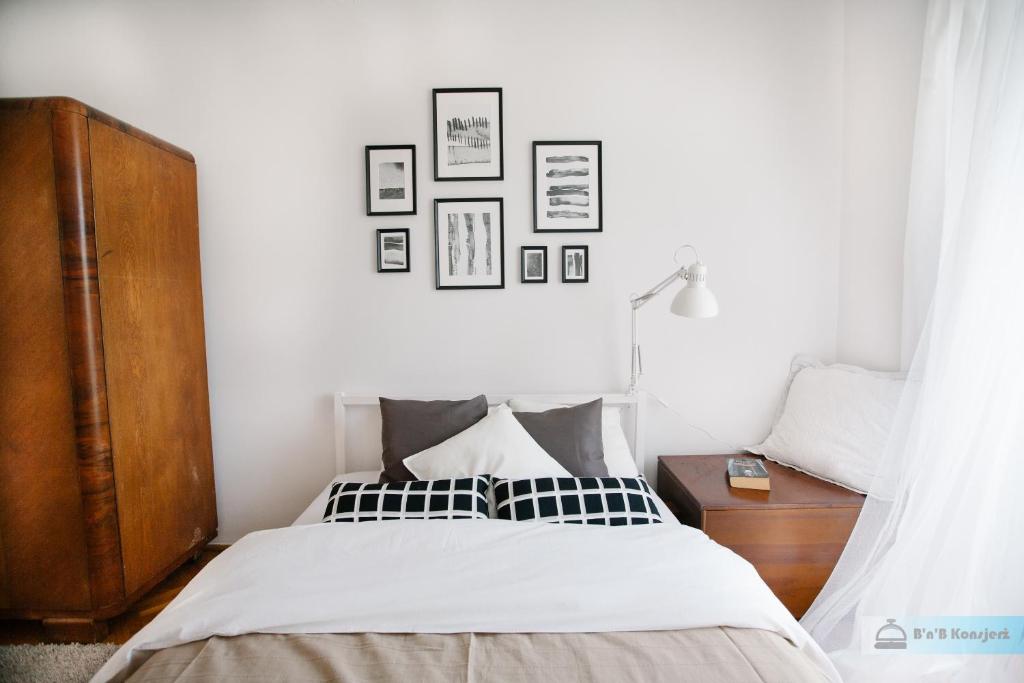 Postel nebo postele na pokoji v ubytování Warsaw Concierge Bracka Retro flat