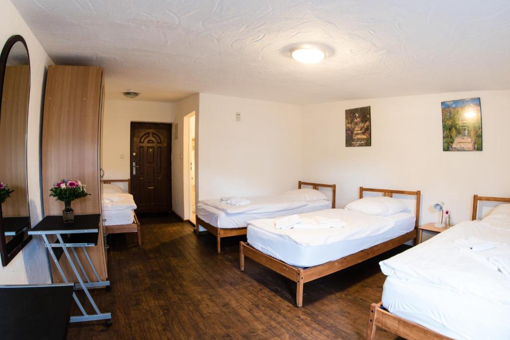 Postel nebo postele na pokoji v ubytování Bauer Schmidt Weilerbach Bauer`s Budget-Hotel