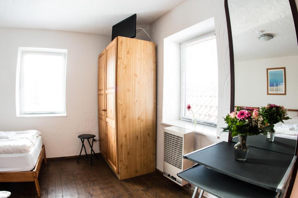 Postel nebo postele na pokoji v ubytování Bauer Schmidt Weilerbach Bauer`s Budget-Hotel