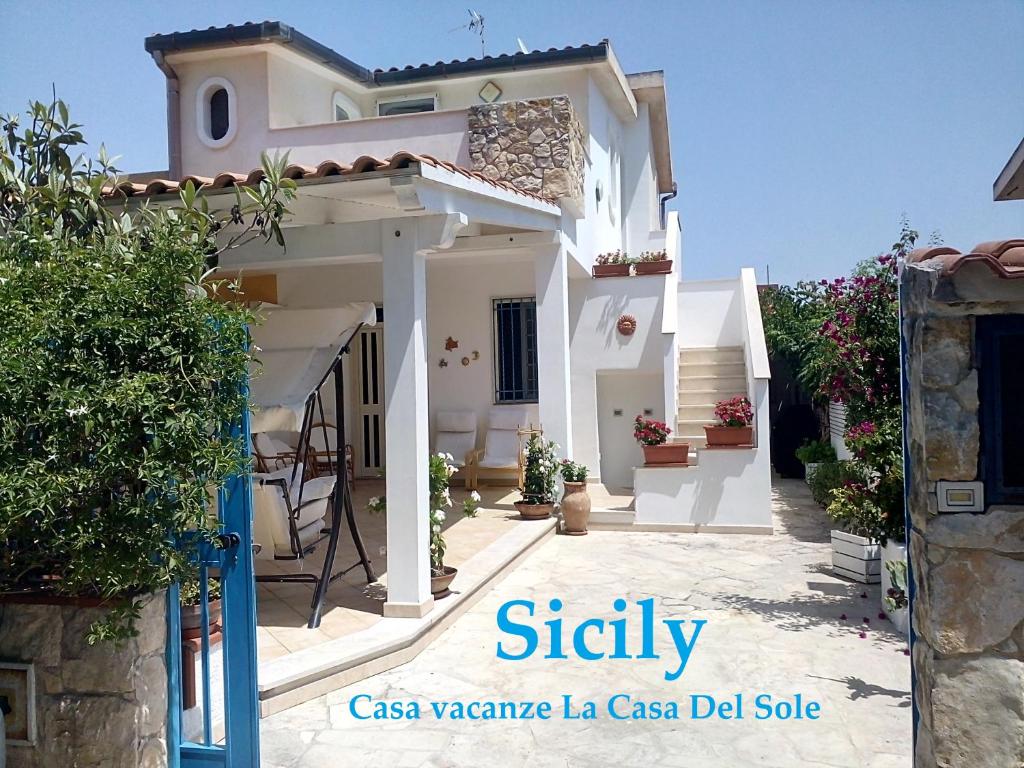 a villa with a entrance to a house at La Casa del Sole in Santa Maria Del Focallo