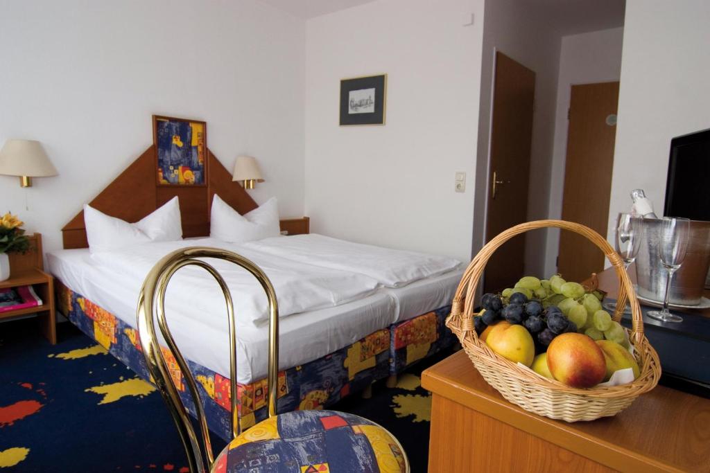 a hotel room with a basket of fruit on a table at Hotel Alter Speicher in Lübeck