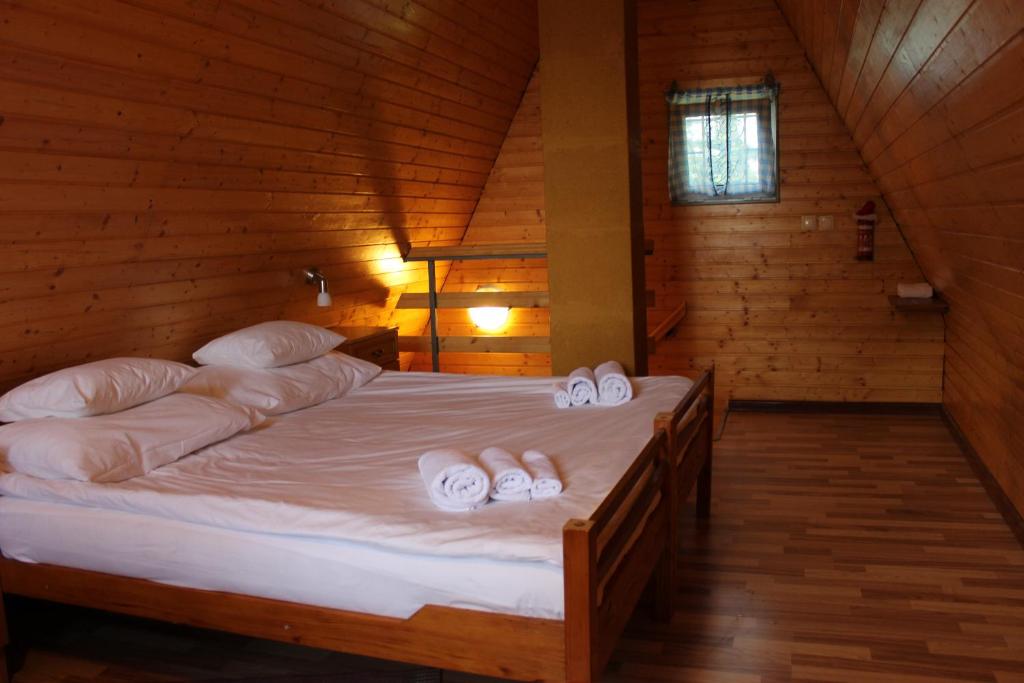 Ένα ή περισσότερα κρεβάτια σε δωμάτιο στο Planinska vikendica LUCIJA