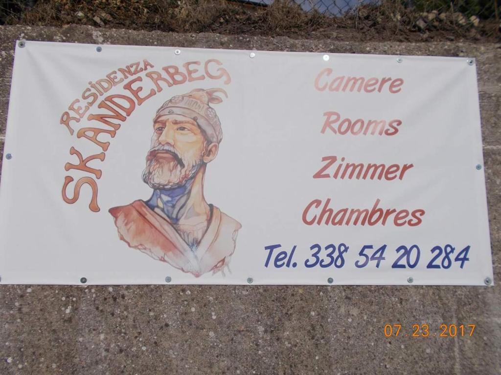 een bord op de stoep met een man erop bij Residenza Skanderbeg in Montecilfone