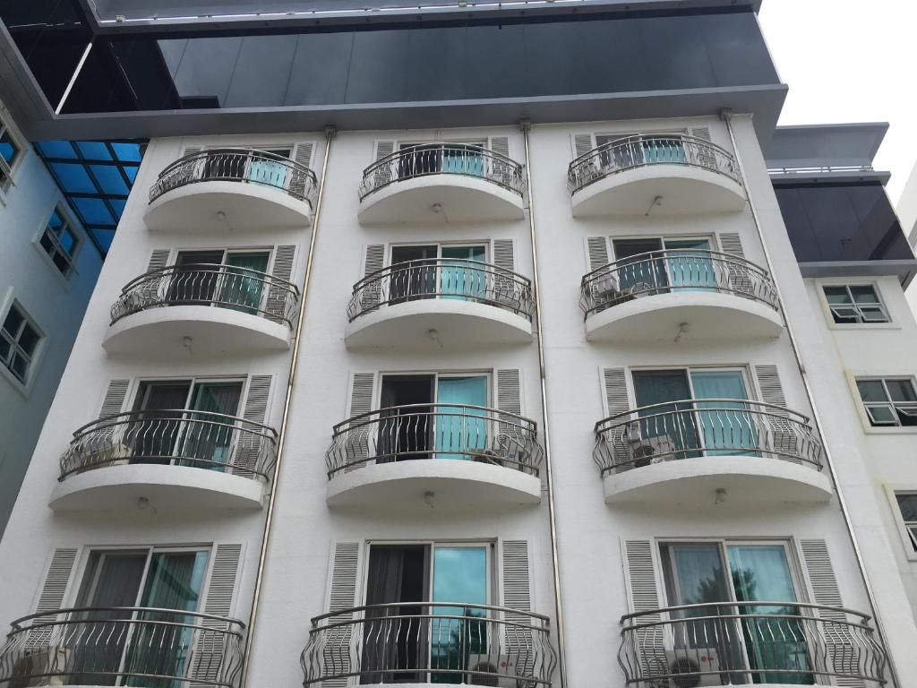 un edificio de apartamentos con balcones en un lateral en Paradaise Motel en Gangneung