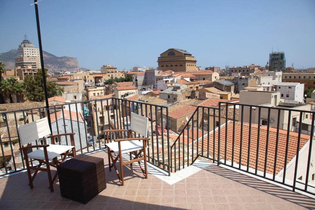 パレルモにあるVista Capoの市街の景色を望むバルコニー(椅子付)