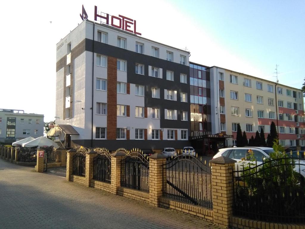 a hotel with a fence in front of a building at Hotel Pomorski in Bydgoszcz