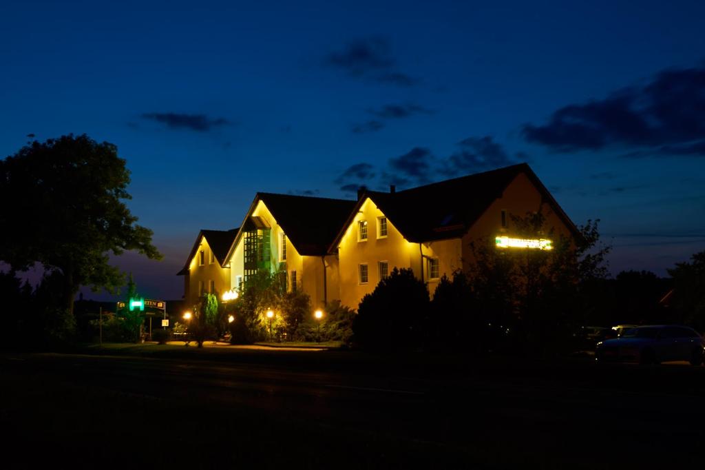 a house with its lights on at night at Hotel Wutzler in Miesitz