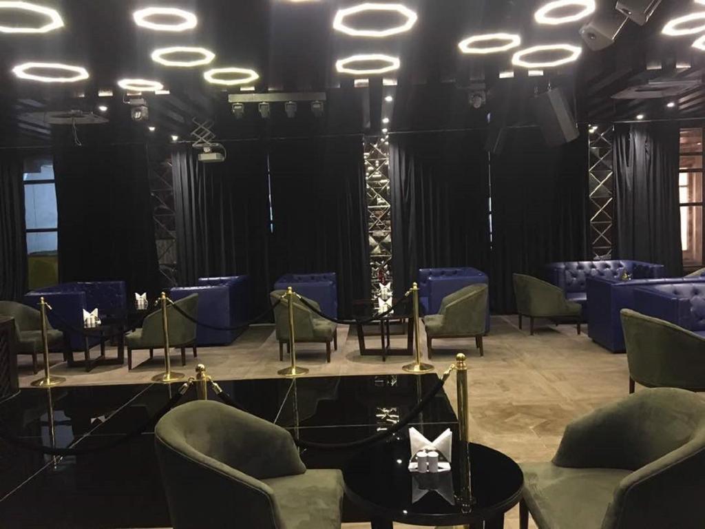 Posezení v ubytování Bravia Hotel Manali Inn