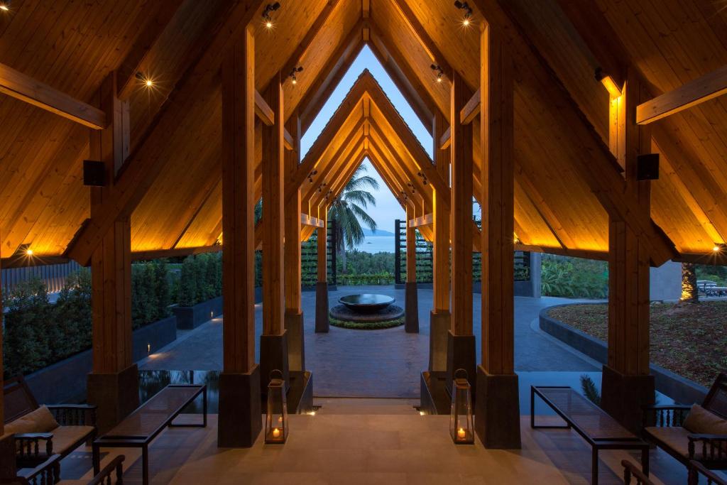 メナムにあるMantra Samui Resort - Adults Onlyの木製の天井のある建物内部の景色