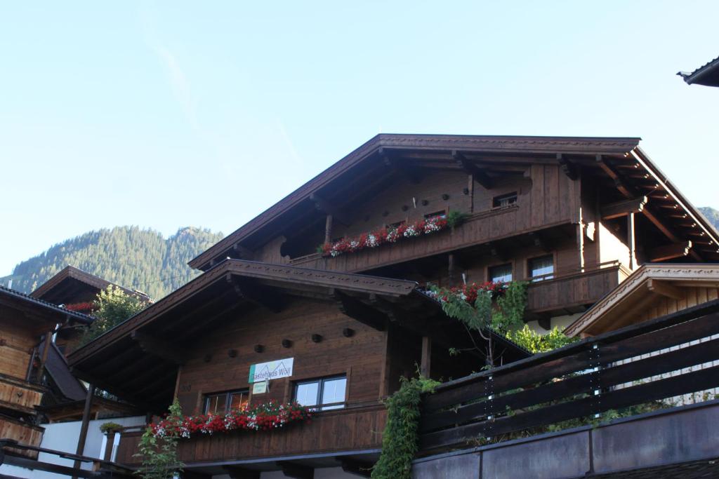 ein Gebäude mit Blumenkästen an der Seite in der Unterkunft Gästehaus Wöll in Alpbach