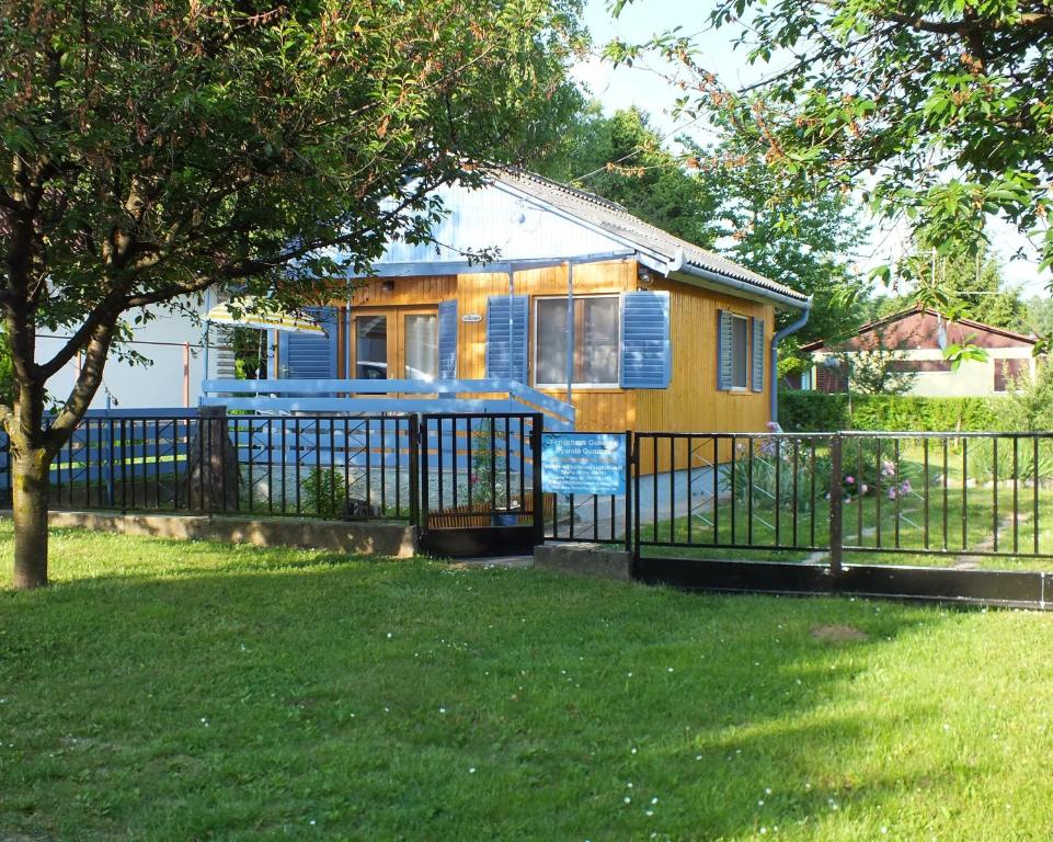 ドムボーバールにあるFerienhaus Gunarasの青黄の家