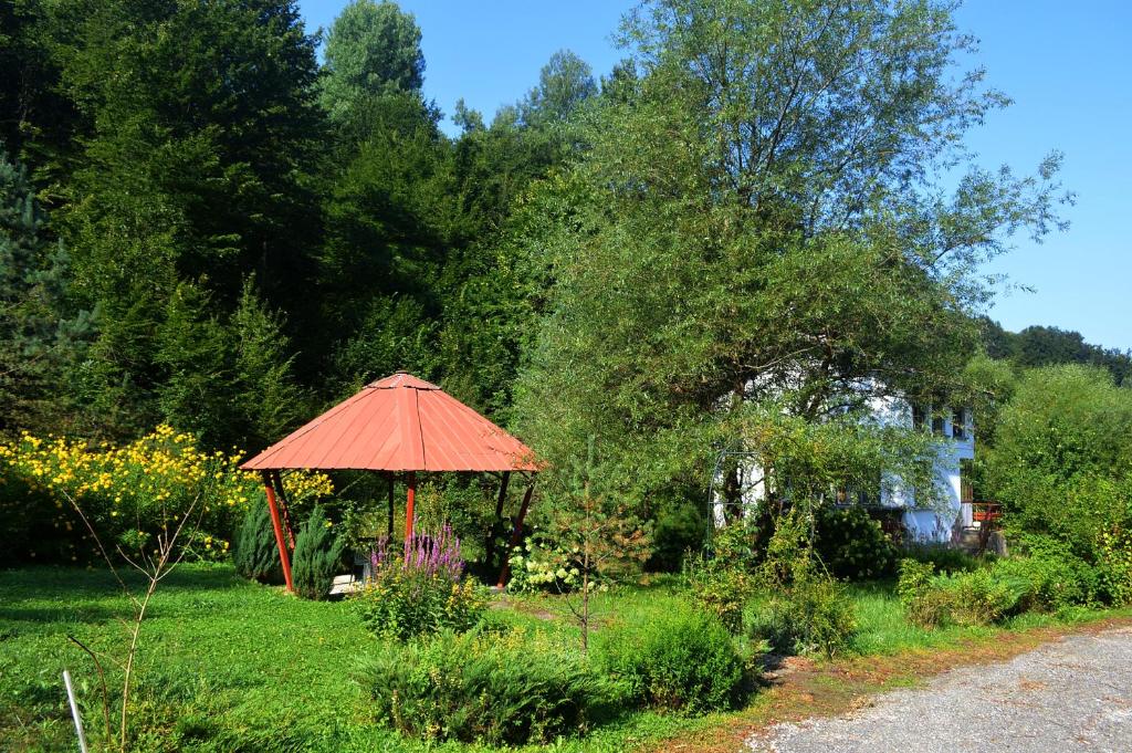 a gazebo in the middle of a yard at Holiday Home Tanevi in Brezhnitsite