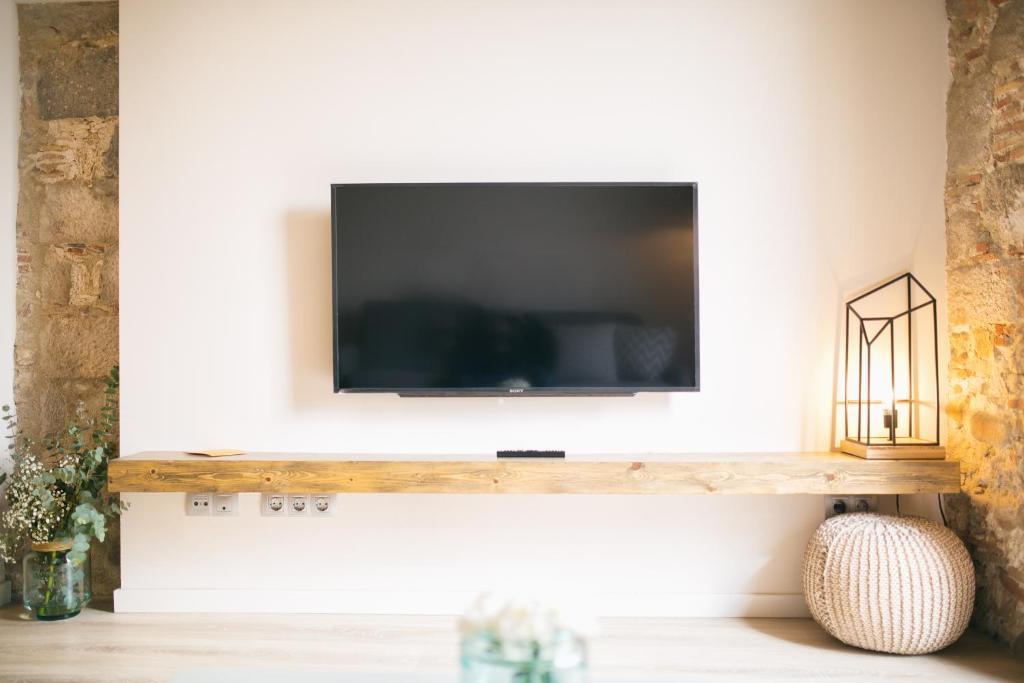 sala de estar con TV en la pared en Flateli Plaça Catalunya 1.1, en Girona